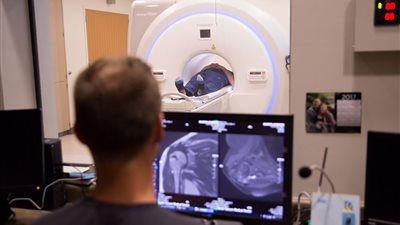 الرنين المغناطيسي.. أضرار ومخاطر لن تتوقعها على المخ والقلب والحامل 