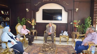 محافظ البحر الأحمر يناقش مستجدات مشروعات الكهرباء