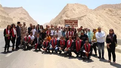 طلاب جامعة عين شمس ينظمون زيارة لطريق هضبة الجلالة