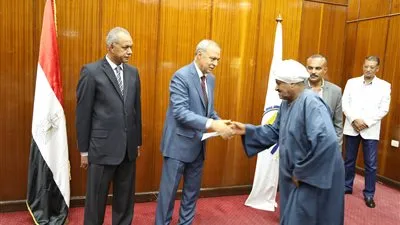 تسليم 233 عقد تقنين أراضي أملاك الدولة للمستفيدين بقنا (صور)