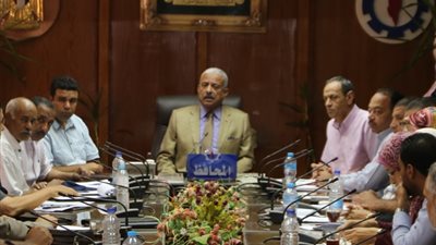 محافظ السويس يؤكد على تكثيف العمل بقانون التصالح في بعض مخالفات البناء بالأحياء 