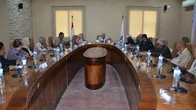 محافظ الوادي الجديد يلتقي مع لجنة التراث بالمحافظة لبحث اليات توثيق التاريخ الواحاتي وإعادة إحيائه