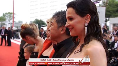 صناع فيلم The Truth يتألقون على السجادة الحمراء بمهرجان فينيسيا السينمائي الـ 76