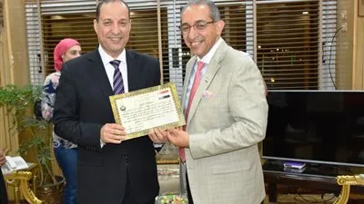 أسوان تكرم الجراح نادر حنا.. ونائب المحافظ يتابع تنفيذ التعديات على الأراضي (صور)