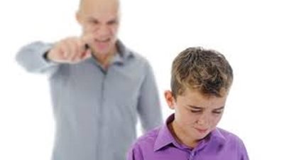 أسوأ 9 أخطاء يرتكبها الآباء في حق أبنائهم