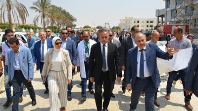 وزيرة الصحة ومحافظ الإسماعيلية يتفقدان تطوير المستشفى العام 
