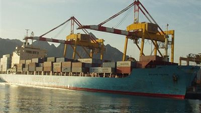 تداول 322 شاحنة بضائع بموانئ البحر الأحمر
