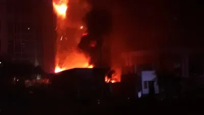 10 سيارات إطفاء للسيطرة على حريق هائل بشركة بشارع التسعين في التجمع