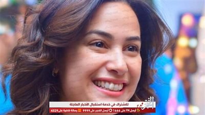 شبه بعض وبفساتين منقوشة.. هند صبري ورايا ابي راشد مع بشري في فنيسيا 