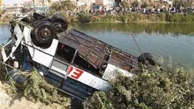 مقتل 24 شخصا جراء غرق حافلة شمال غرب باكستان