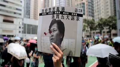 المتظاهرون في هونج كونج يتراجعون مع وصول الشرطة