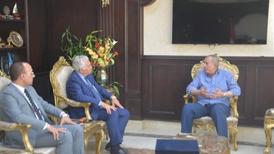 محافظ البحر الأحمر يلتقي رئيس الأكاديمية العربية للعلوم الإدارية والمالية (صور)