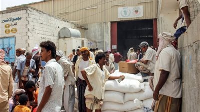 الحوثيين تصادر المساعدات الإنسانية للنازحين اليمنيين للمولين لهم