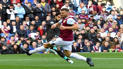 العارضة تحرم محمد صلاح من هدف رائع في شباك بيرنلي 