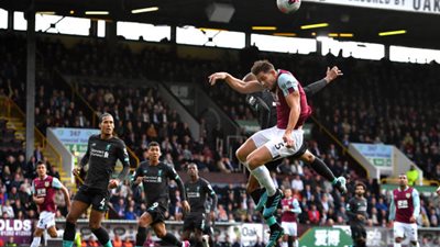 أرنولد يسجل هدف رائع لليفربول في شباك بيرنلي 