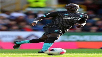 شاهد.. اعتراض قوي من ماني على استبداله خلال مباراة ليفربول وبيرنلي 