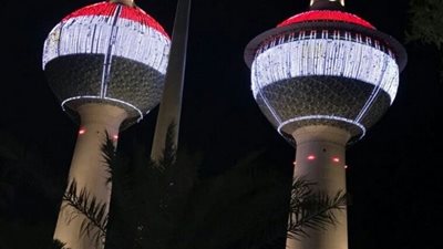 أبراج الكويت تتزين بالعلم المصري احتفاء بزيارة السيسي (صور)