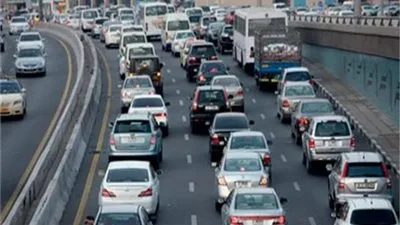 نشرة المرور.. كثافات بشوارع القاهرة مع ذروة الزحامات الأولى 