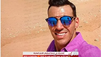 بنظارة زرقاء وقميص بنفسج.. رامى رضوان: هيبة الأهرامات نفخت شعرى