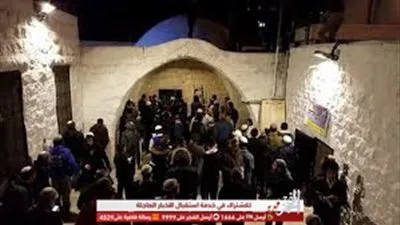 بعد دفنه.. جمهور فنان شهير يقتحم قبره والشرطة تتدخل (فيديو)