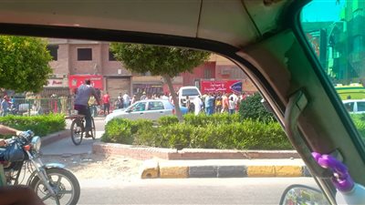 الدفع بـ 4 سيارات إسعاف لنقل المصابين في انقلاب سيارة من كوبري فيصل (صور)