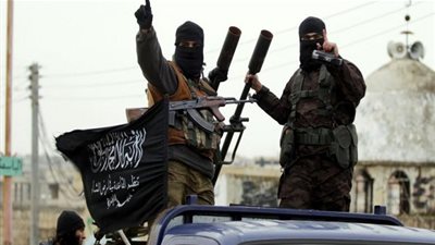 صحيفة يمنية تكشف عن العلاقة السرية بين نائب الرئيس اليمني وزعيم تنظيم القاعدة (فيديو)