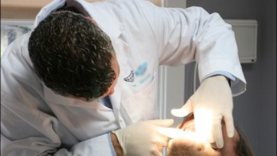 طبيب أسنان يتسبب في تلف دماغي لمريض