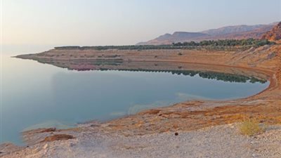 مغلق وغير متصل بأي بحر آخر.. أين يقع البحر الميت؟