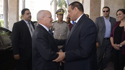 وزير الانتاج الحربي يصل 