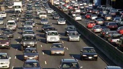 بسبب كسر ماسورة مياه.. كثافات مرورية بالطريق الصحراوي