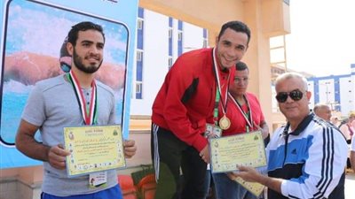 رئيس جامعة المنوفية يسلم ميداليات للفائزين في مسابقة السباحة