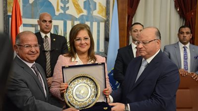 محافظ القاهرة يكرم رئيس حي غرب لأفضل خدمة متنقلة مقدمة للمواطنين (صور)