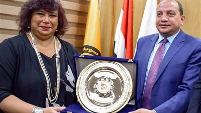 رئيس جامعة بني سويف يناقش مع وزيرة الثقافة خطة مستقبلية مشتركة لإحياء التراث الثقافي