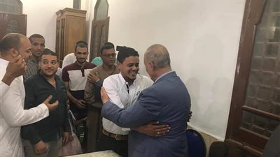 محافظ البحر الأحمر يشهد عقد قرآن أحد أبناء المحافظة ويهنئ أهالي العروسين (صور) 