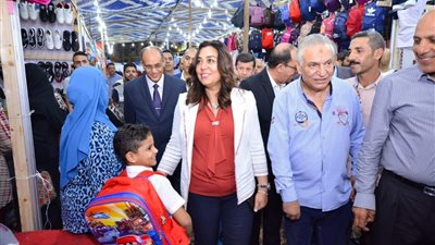 محافظ دمياط تفتتح معرض مستلزمات المدارس (صور)