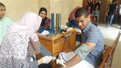 نائب رئيس جامعة بنها يتفقد إجراءات الكشف الطبي على الطلاب الجدد (صور)
