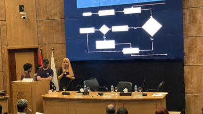 محكم أجنبي يشيد بمستوى طلاب حاسبات عين شمس (صور)