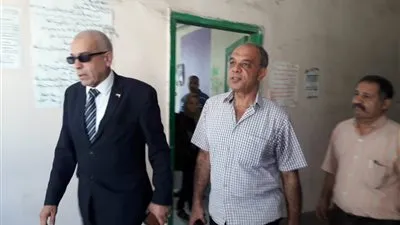 استبعاد مدير مدرسة بقليوب وإحالة العاملين بها للتحقيق (صور)