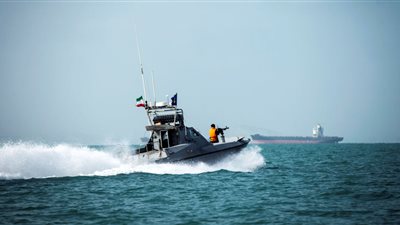 إيران تحتجز سبعة قوارب وتعتقل 24 أجنبيا في خليج عمان