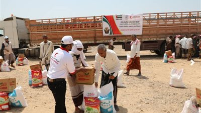 الهلال الاحمر الاماراتي يواصل تقديم المساعدات الغذائية على الأهالي بحضرموت