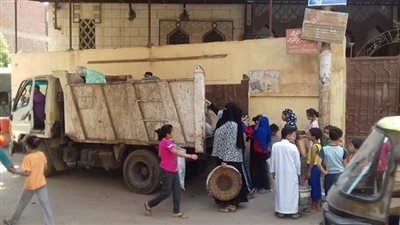 وداعا لمشكلة القمامة.. سيارة داخل قرية البتانون بشبين لجمع القمامة من المنازل