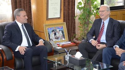 محافظ الإسماعيلية وسفير الأرجنتين يناقشان سبل التعاون المشترك 