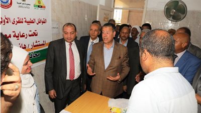 محافظ بني سويف ورئيس الجامعة يتفقدان قافلتين 