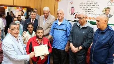 رئيس جامعة المنوفية يسلم الميداليات للفائزين في ختام النشاط الثقافي 