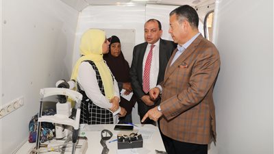 كشف وعلاج بالمجان لـ2125 مريضًا في قافلة طبية بقرية 