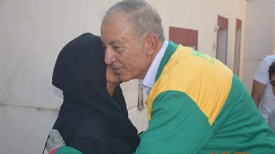 شاهد.. مسنة تقبل محافظ البحر الأحمر خلال حملة النظافة بمنطقة الملاحة بالغردقة (صور) 