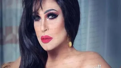 عارية الكتفين.. فيفي عبده تغازل جمهورها من حديقة منزلها (صورة)