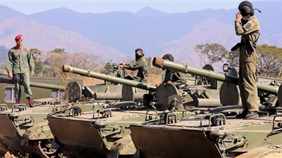 الرئيس الفنزويلي يعلن نشر الدفاعات الجوية بالقرب من الحدود الكولومبية