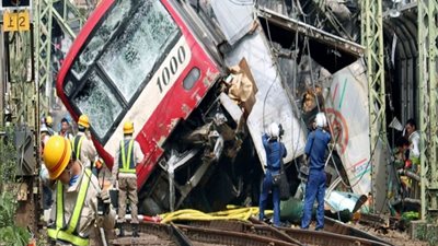إصابة 30 شخصا في حادث تصادم قطار و شاحنة باليابان