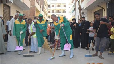 محافظ البحر الأحمر يرتدي زي عمال النظافة ويشارك في تجميل المدينة
